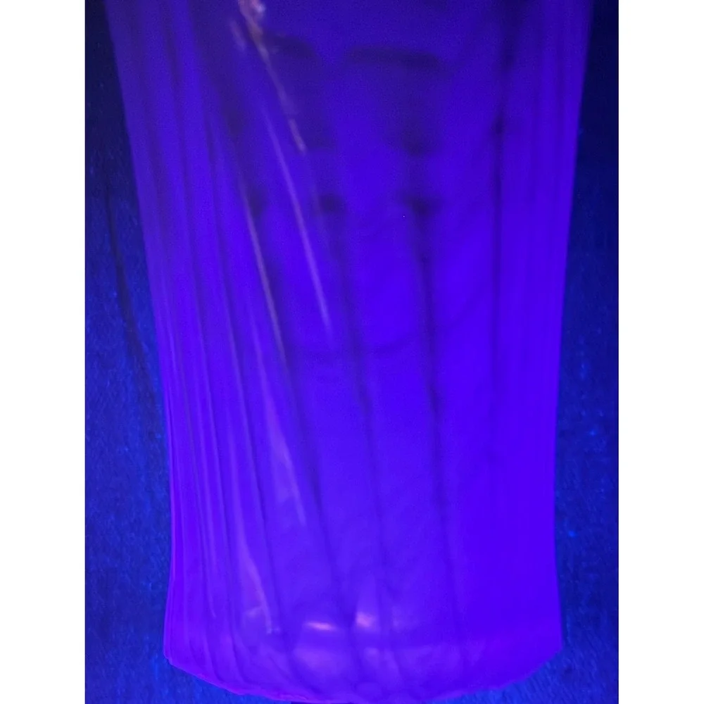 Vintage White Opalescent Hand Blown Glass Pulled Feather Art Vase 10.5